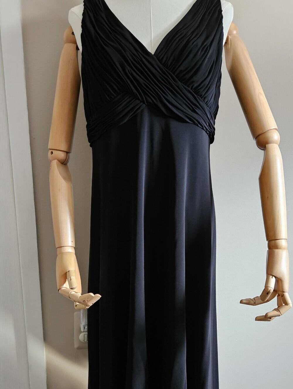 Anne Klein Black V-Neck Ruched Bodice Knee Length Dress Size 14